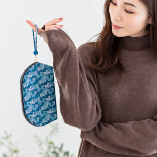 持っている事を忘れる位軽量の可愛い和柄のポーチ