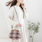 撥水加工・西陣織シルクネップ・がまぐちポシェット・メランジチェック・ベージュ・モデル画像