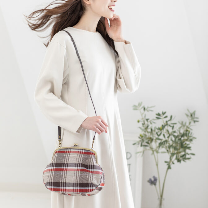 撥水加工・西陣織シルクネップ・がまぐちポシェット・メランジチェック・ベージュ・モデル画像