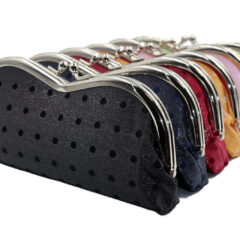 キラキラ光る西陣織の生地がモダンな眼鏡ケース