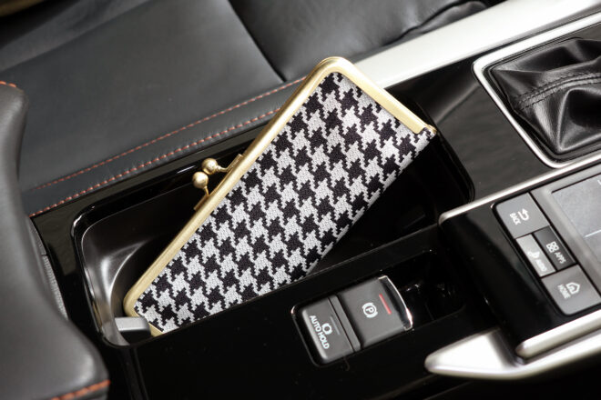 西陣織マスクケース 千鳥格子ネイビー 車載イメージ