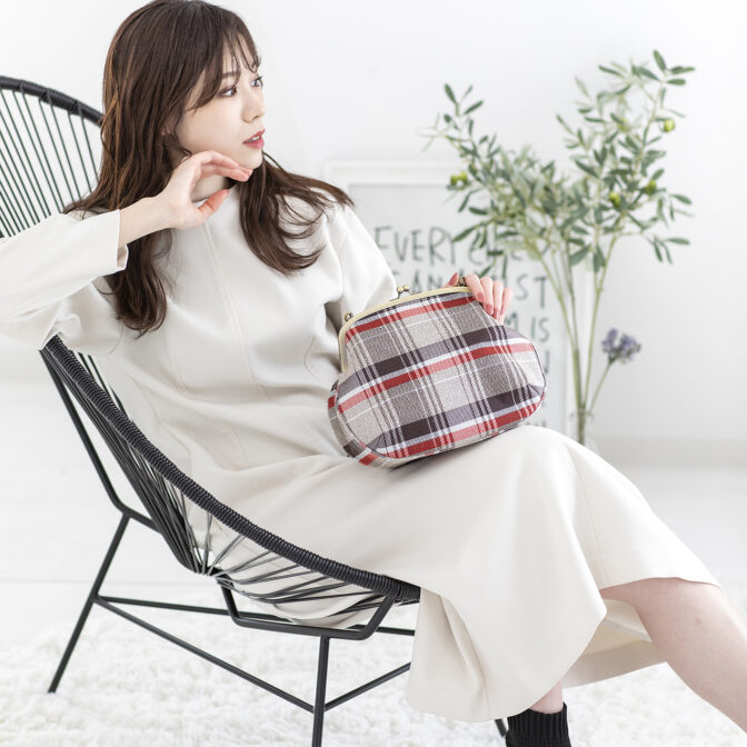 撥水加工・西陣織シルクネップ・がまぐちポシェット・メランジチェック・ベージュ・モデル画像3