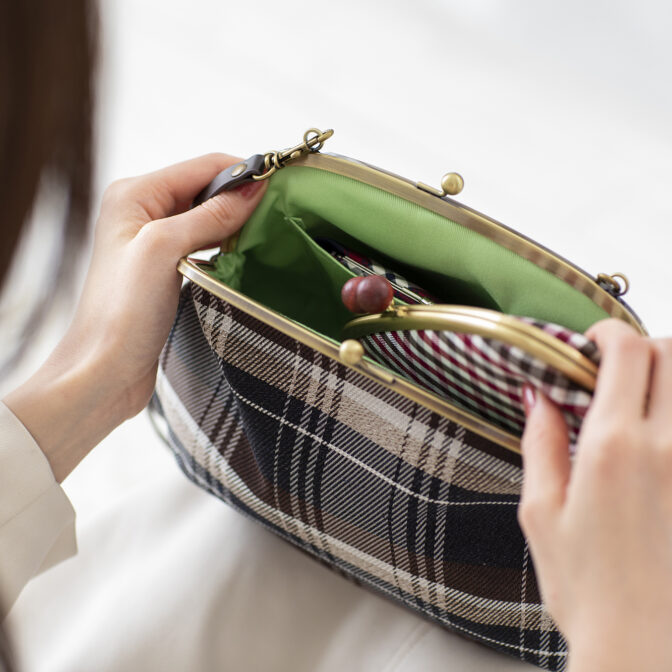 撥水加工・西陣織シルクネップ・がまぐちポシェット・メランジチェック・チャコールブラック・モデル画像3