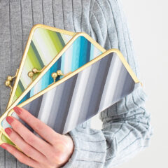 清潔感溢れるシャープなストライプが美しいマスクケース