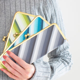 清潔感溢れるシャープなストライプが美しいマスクケース