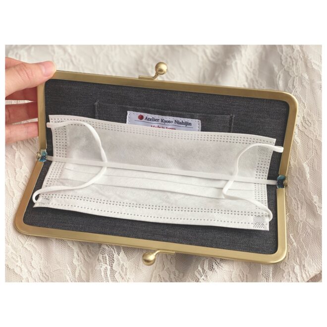 西陣織マスクケース マスクを入れた状態 お客様提供