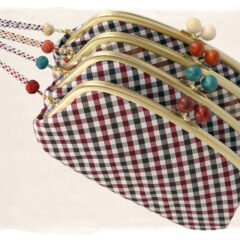 西陣織シルクの滑らかな手触りと京組紐の組の技を同時に楽しめる、唯一無二の西陣織がま口財布