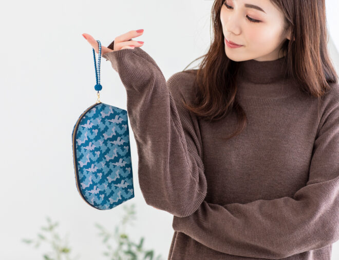 京組紐化粧ポーチ モデル画像 ブルー迷彩 軽さイメージ