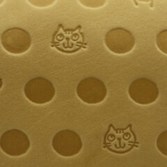 ねこ好きには堪らない！ねこの型押しが最高にキュートな牛革がまぐち財布！