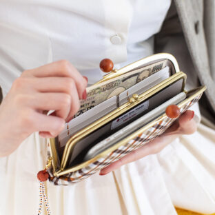 スマホが入るがまぐち財布がとっても便利!財布だけでお出かけOK!