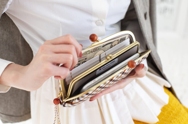 西陣織ギンガムチェック長財布 お金取り出すイメージ