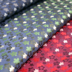 シルクの滑らかな手触りを最大限に楽しめる繻子織（しゅすおり）