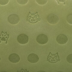 猫と肉球と水玉が一度に楽しめる、可愛いとしか形用出来ない猫柄財布