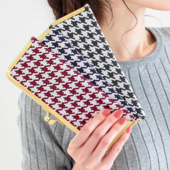 西陣織の二色の経色で表現した千鳥格子が美しいがま口マスクケース