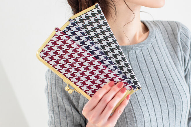 西陣織マスクケース　千鳥格子　モデルイメージ画像