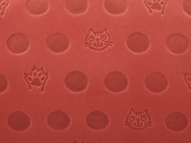 猫が肉球のスタンプを押したような型押しが可愛い猫財布! | Atelier Kyoto Nishijin（アトリエキョウトニシジン）
