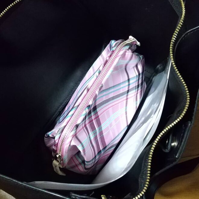 ワイヤーポーチ・ローズピンク使っているイメージ お客様提供