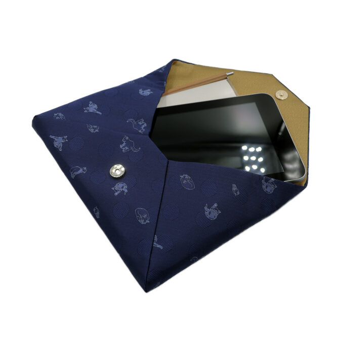 ねこクラッチ　ネイビー　使うイメージ