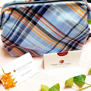 幸せ感じれる時間(*^-^*)/撥水加工・西陣織シルク・がばっと開くアクセサリーポーチ・マルチチェック・スカイブルー・日本製