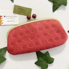 可愛いがま口ねこ財布/ねこと肉球の型押しが可愛い・牛革・抗菌・抗ウイルス加工・がま口長財布・赤丹（あかに）・日本製