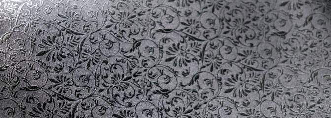 ミシンを使わない「貼り技法」で作られた西陣織のフォーマルバッグ