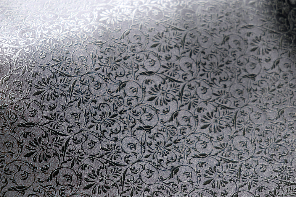 ミシンを使わない「貼り技法」で作られた西陣織のフォーマルバッグ