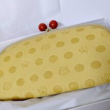 抗菌・抗ウイルスの猫柄財布/ねこと肉球の型押しが可愛い・牛革・抗菌・抗ウイルス加工・がま口長財布・萱草色（かんぞういろ）・日本製