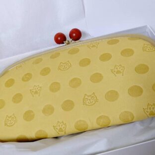 抗菌・抗ウイルスの猫柄財布/ねこと肉球の型押しが可愛い・牛革・抗菌・抗ウイルス加工・がま口長財布・萱草色(かんぞういろ)・日本製