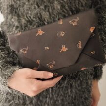 どんなシーンにも合わせやすい猫柄の数寄屋袋/お茶目な猫が可愛いすぎる・西陣織シルク・和風クラッチ・B5サイズタブレット対応・黒茶（くろちゃ）・日本製