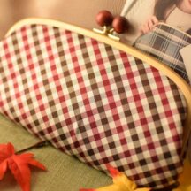 和装はもちろん、洋服にも似合うキュートなお財布/西陣織シルク・がま口長財布・京組紐ストラップ付・ギンガムチェック・レッド