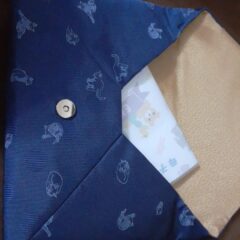 西陣織シルク・和風クラッチを使いました/お茶目な猫が可愛いすぎる・西陣織シルク・和風クラッチ・B5サイズタブレット対応・留紺（とめこん）・日本製