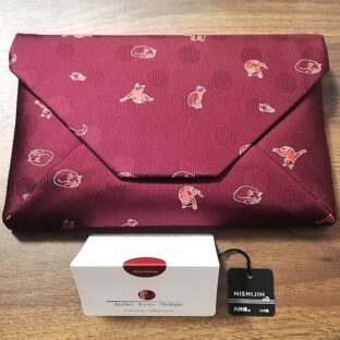 西陣織和風クラッチ/お茶目な猫が可愛いすぎる・西陣織シルク・和風クラッチ・B5サイズタブレット対応・葡萄色(えびいろ)・日本製