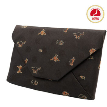 お茶目な猫が可愛いすぎる・西陣織シルク・数寄屋袋・クラッチバッグ・伝統工芸・B5サイズタブレット対応・猫柄・黒茶（くろちゃ）・濃茶・レディース・日本製