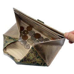 がばっと開いて小銭が一目瞭然！ギャルソン財布の魅力とは？