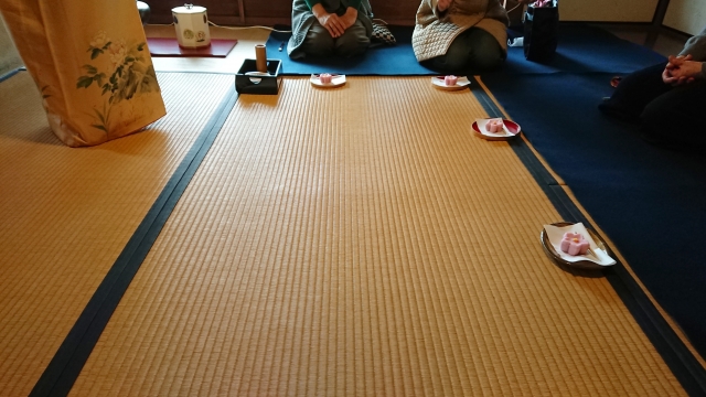 お茶席だけじゃ勿体無い！数寄屋袋は丁度良いサイズ感でマルチに